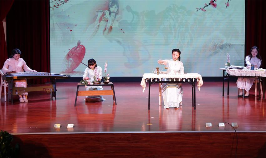 乐鱼手机网页版登录入口2019年度工作动员大会---传统文化展示《茶花墨韵》