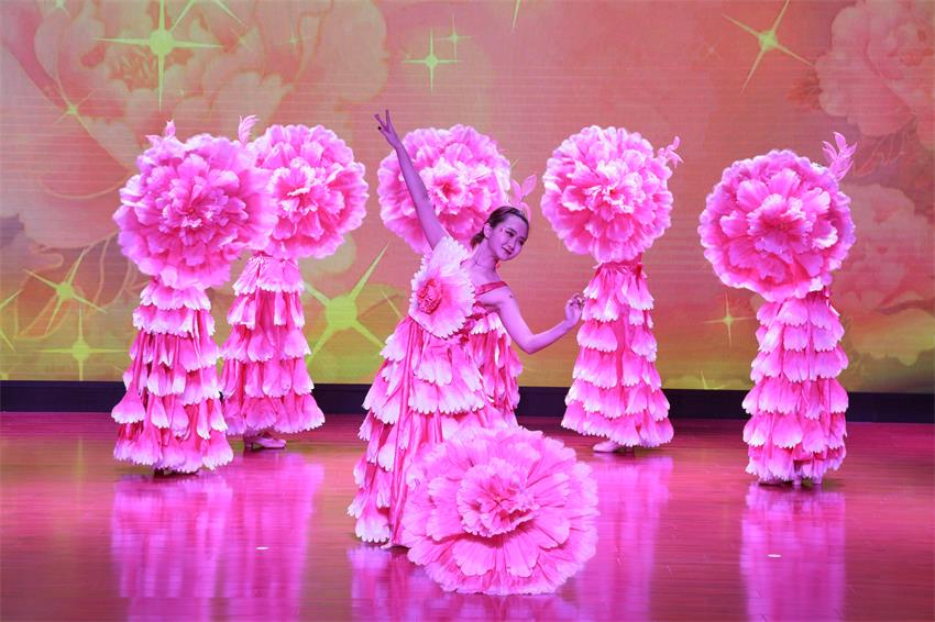 乐鱼手机网页版登录入口2019年度工作动员大会---舞蹈《花开树恩》